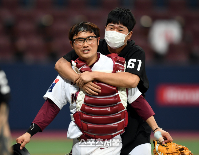 [포토] 김정인 '오늘의 히어로는 이지영 선배'