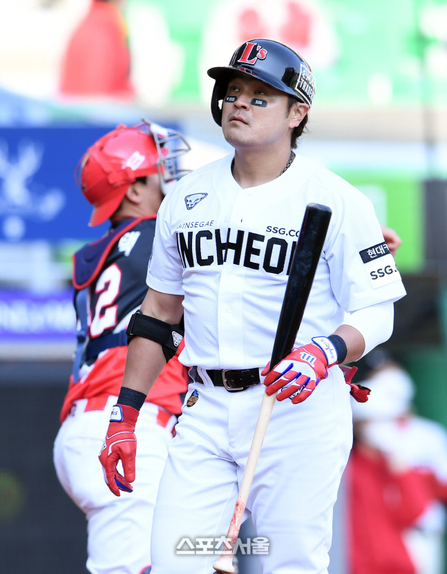 [포토]세 번째 삼진 아웃 당하는 SSG 추신수