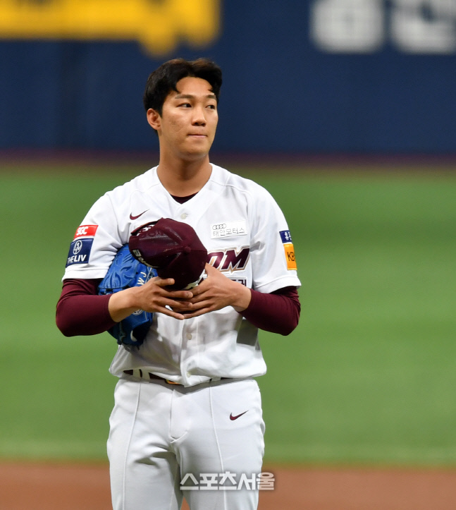 [포토]삼성전 선발나선 키움 안우진