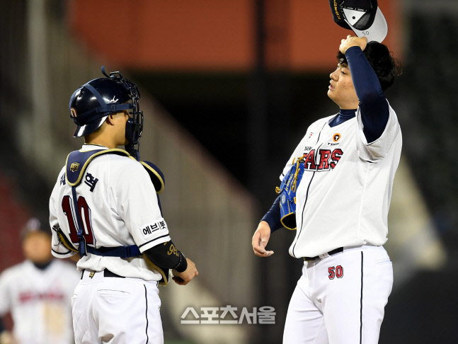 [포토] 교체되는 이영하 \'아쉬움 뒤로 하고\'