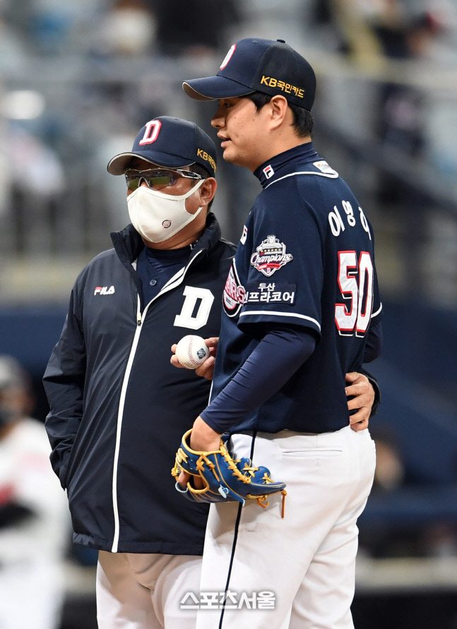 [포토]이영하 격려하는 김태형 감독, 편하게 던져!