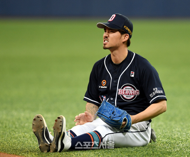 [포토] 오재원 '잡은 공을 놓쳤어'