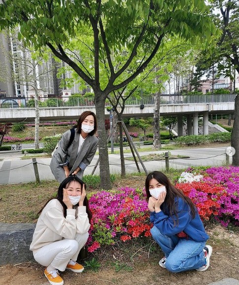 "꽃보다 아름다워~" 최지우 신애라 윤유선, 활짝 웃음꽃 [★SNS]