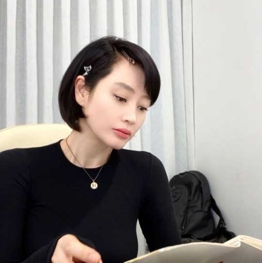 "한폭의 그림" 김혜수, 헤어핀 꽂고 대본삼매경 [★SNS]