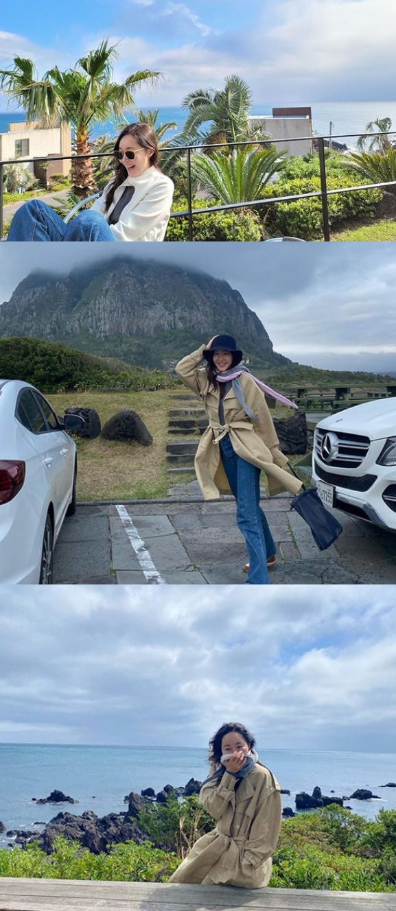 이혼 고백 후...엄지원, 제주도서 밝은 표정 "조금 지난 사진"