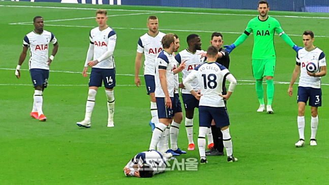 손흥민 SNS에 인종차별 테러 '맨유 팬 6명' 출입 금지 징계 받았다