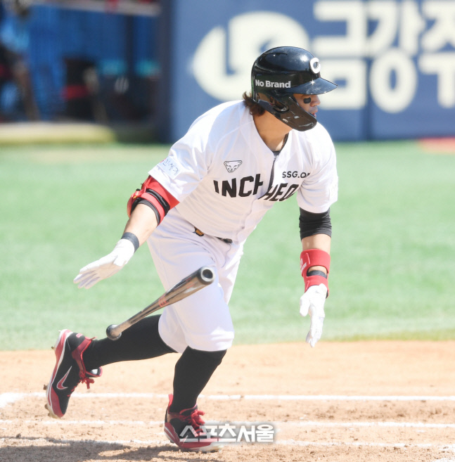[포토] 추신수, 5회 득점 기회 만드는 안타