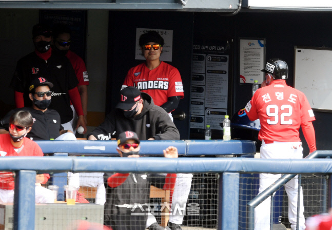 [포토] 경기 지켜보는 추신수