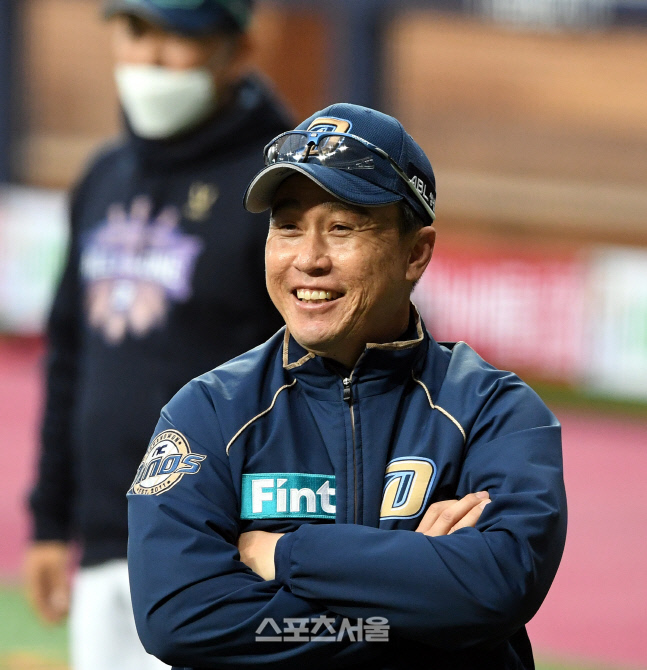 NC 이동욱 감독 3년 더! "다이노스 문화 정착 노력할 것"