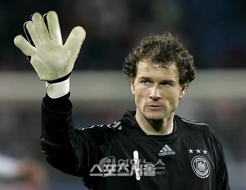 골키퍼 레전드 옌스 레만 인종차별성 발언으로 1년만에 이사직 퇴진