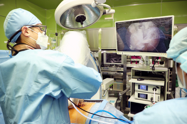 척추내시경수술 모습