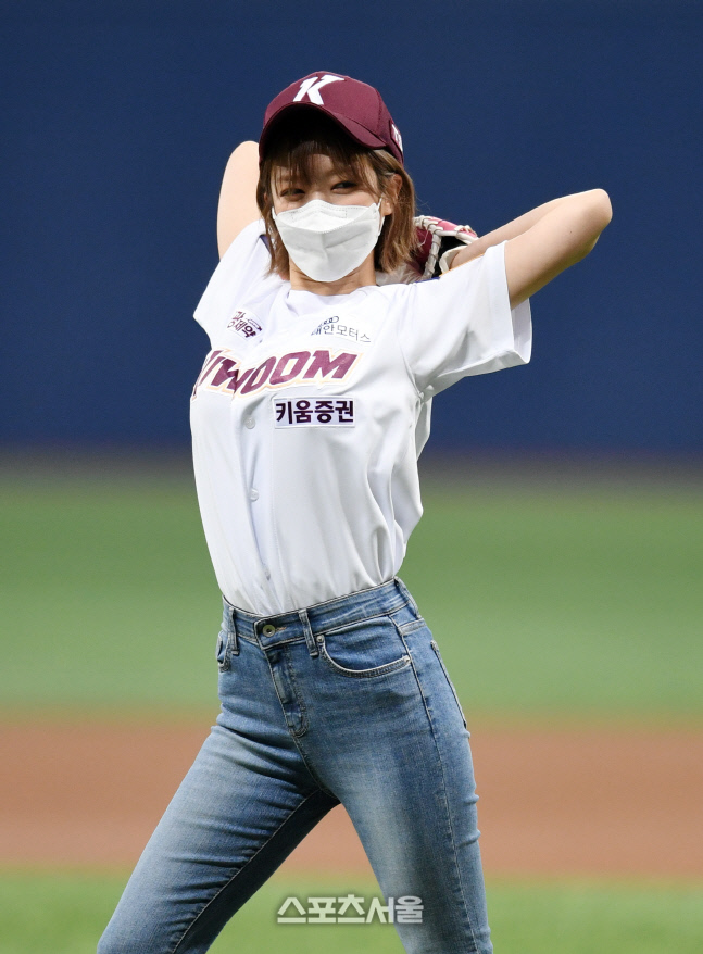 [포토]초아의 시구, 몸매 뽐내며!