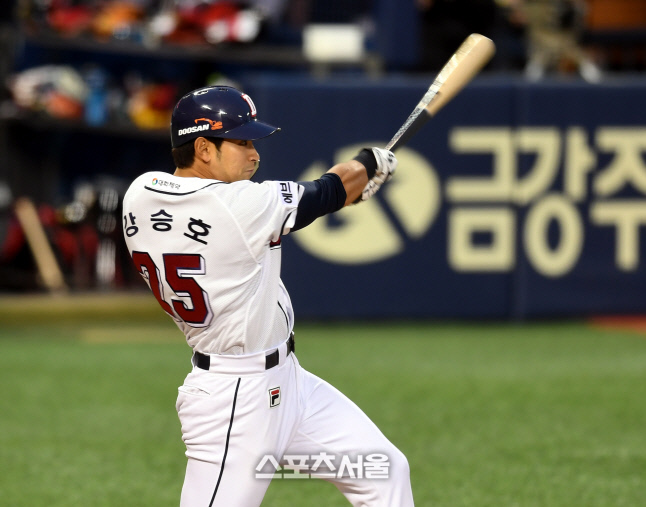 [포토] 음주 사고 후 1군 복귀한 강승호, 첫 타석 홈런