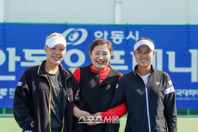 엄마는 회장님, 두딸은 선수...안동의 세모녀 '테니스 가족' 아시나요?