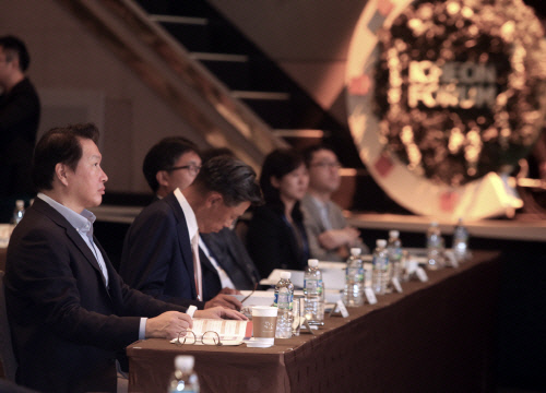 '최신원 회장 배임 혐의 관련' 조대식 SK수펙스 의장 15시간 검찰 조사