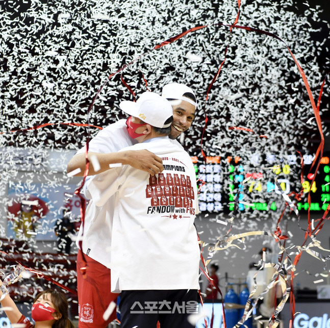 [포토] MVP 설린저, 김승기 감독과 뜨거운 포옹