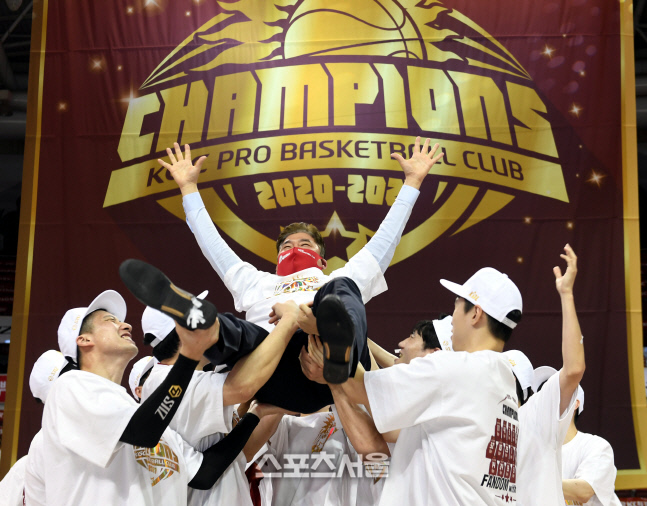 [포토] 우승 차지한 KGC, 김승기 감독 쏘아 올리다