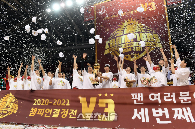 [포토] 우승 차지한 KGC '모자 날리며 환호'