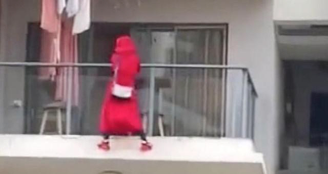 '라방' 위해 25층 아파트 난간 매달려 춤춘 中 여성의 비극적 결말 [B급통신]