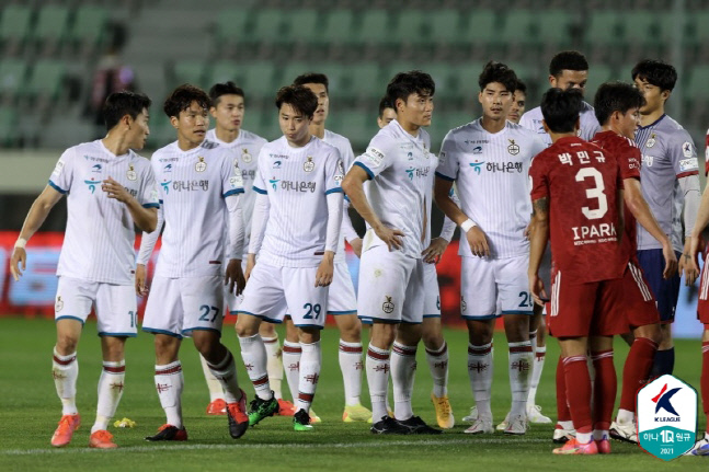 1위도 안심 못하는, 5점 사이 7개팀…2부 순위 경쟁 아무도 모른다