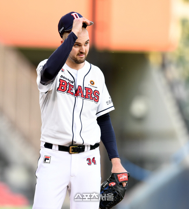 [포토] 박병호 사구에 사과하는 로켓