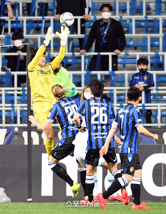 [포토]인천 골키퍼 김동헌, 내가 잡을게!