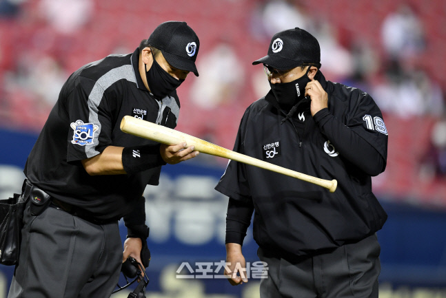 [포토] 오재원 배트 확인하는 배병두-최수원 심판
