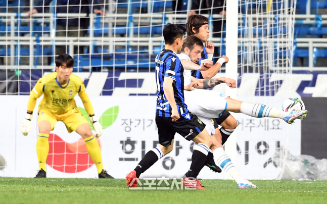 [포토]포항 타쉬의 발리슛