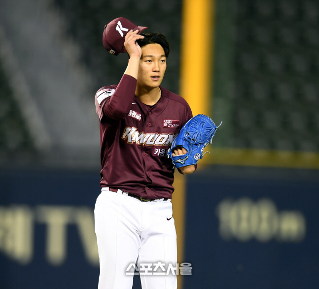 [포토] 김인태 사구에 사과하는 안우진