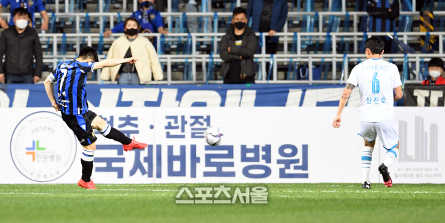 [포토]선제골 만들어내는 인천 김도혁의 멋진 발리슛