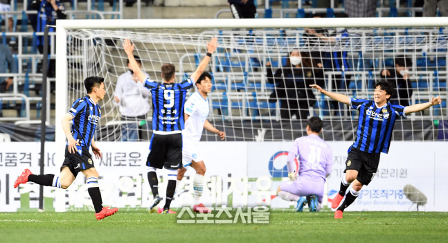 [포토]김도혁의 발리슛으로 앞서 나가는 인천