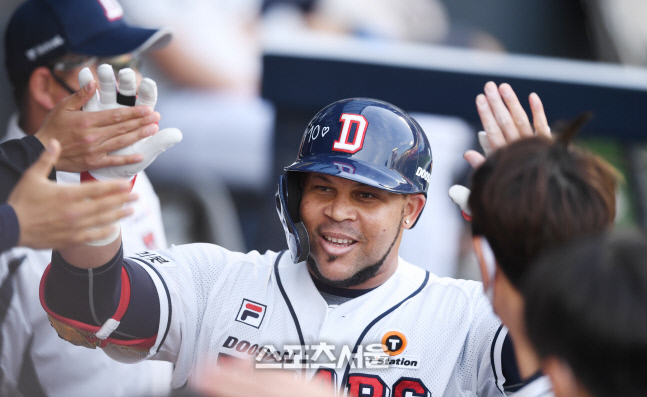 [포토] 홈런 페르난데스 \'미소 가득\'