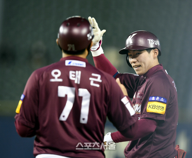 [포토] 김혜성, 5회 동점타 빵야~