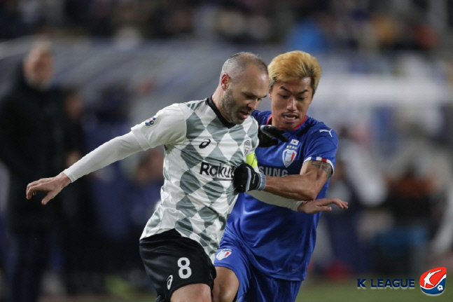 '바르사 레전드' 이니에스타, 현역 은퇴? 계약 연장?…깜짝 기자회견 예고, 日 '고베서 더 뛴다'