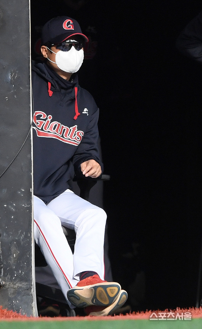 롯데 허문회 감독 경질, 서튼 2군 감독 2022년까지 1군 지휘