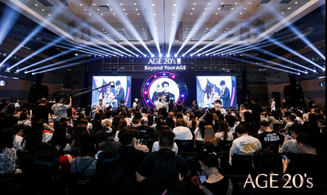 AGE 20's, 中서 신제품 론칭쇼 진행…"시그니처 에센스 커버 팩트 마스터 출시 기념"