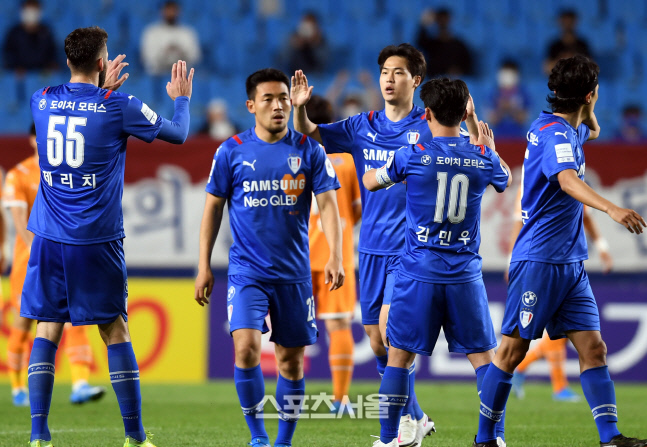 [포토] 김건희 '추격을 알리는 골'