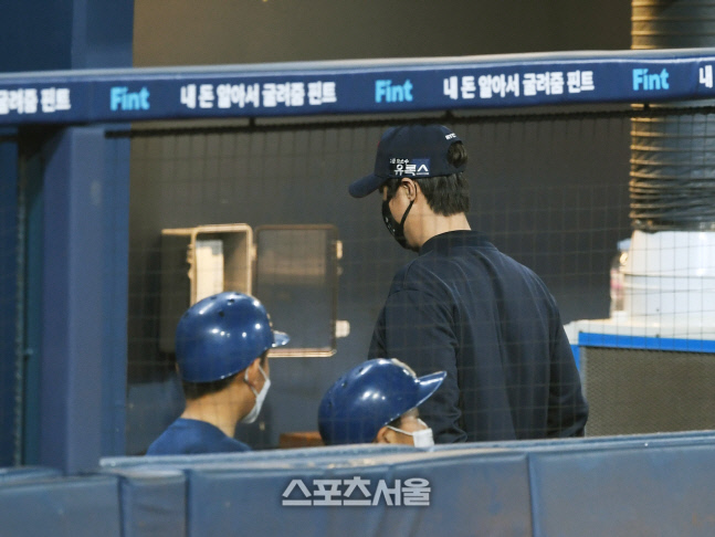 [포토] 롯데 허문회 감독, 씁쓸한 퇴장...