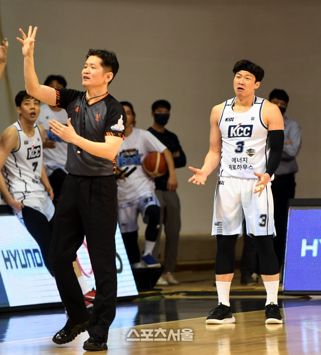 [포토] 이정현 \'이게 왜 파울이예요?\'