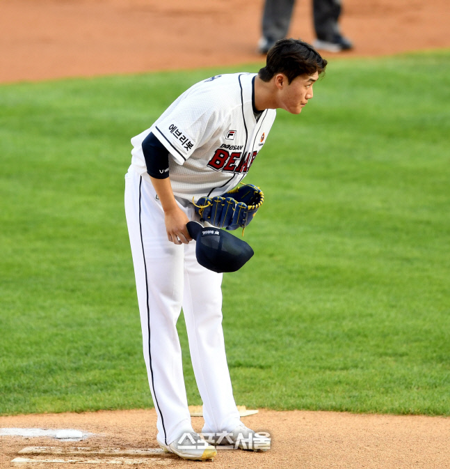 [포토] 박병호 사구에 사과하는 조제영