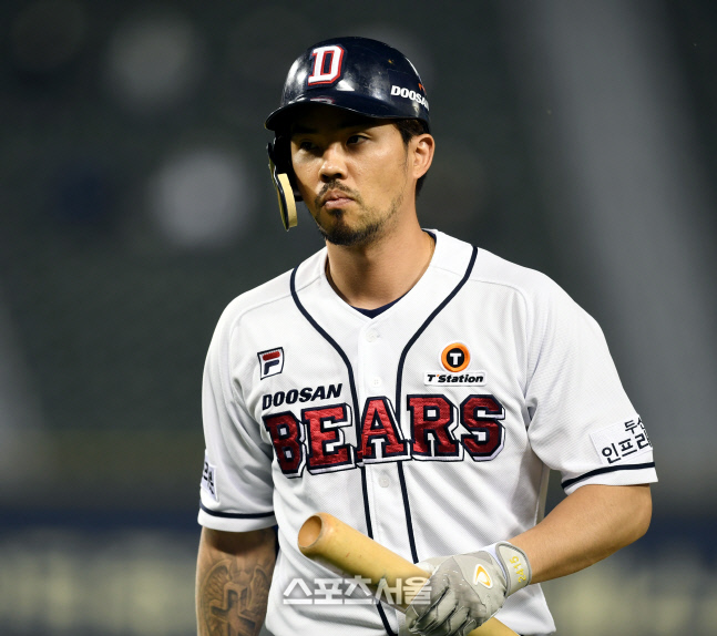 [포토] 오재원, 3회 1점 더 추격하는 희생타