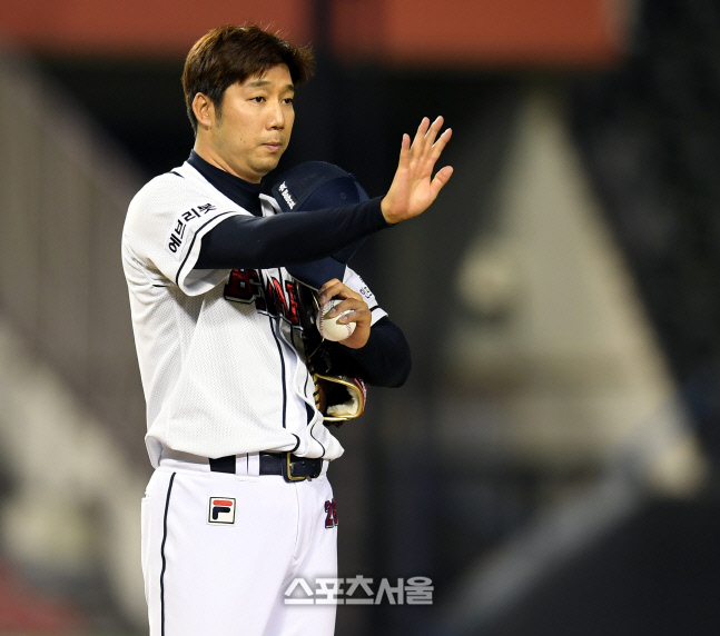 [포토] 서건창 사구에 사과하는 장원준