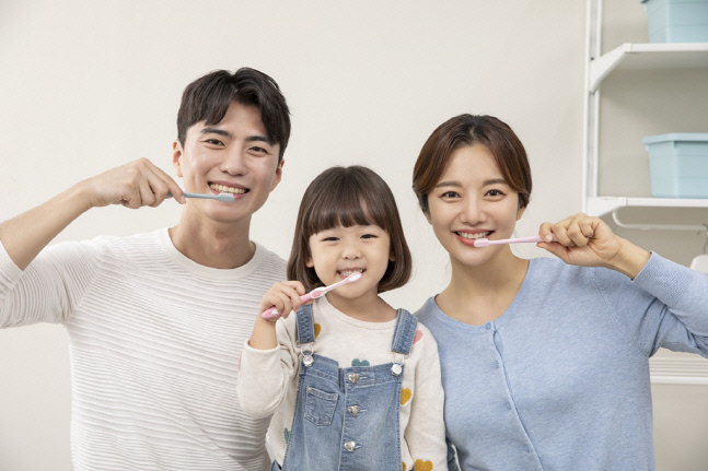 엄마 충치가 아이에게도?…가족끼리 구강 건강도 닮는 이유