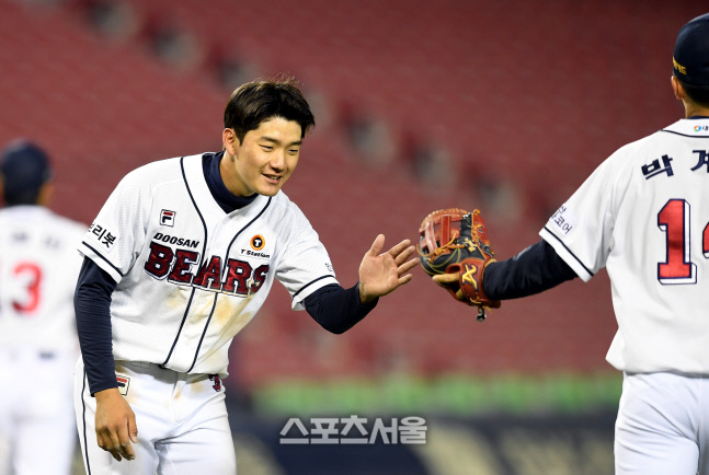 [포토] 첫 안타 안재석 \'축하 감사합니다\'