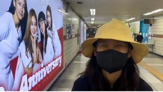 '제주댁' 이효리, 압구정역엔 왜?..'핑클' 23주년 기념전광판 깜짝 방문