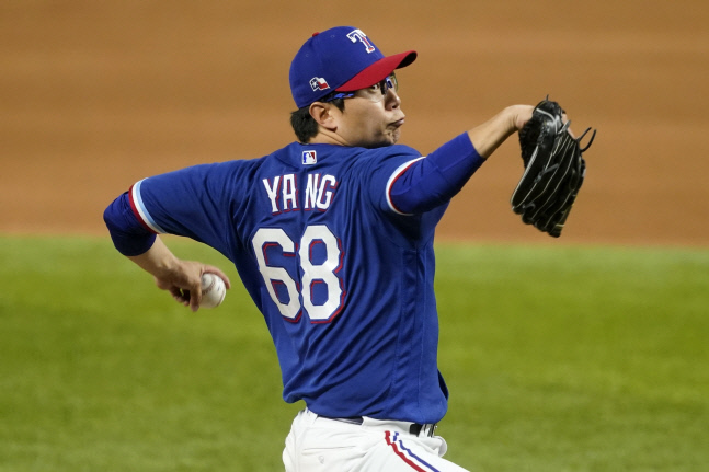 MLB 시범경기서 밀워키 상대 투구하는 텍사스 양현종