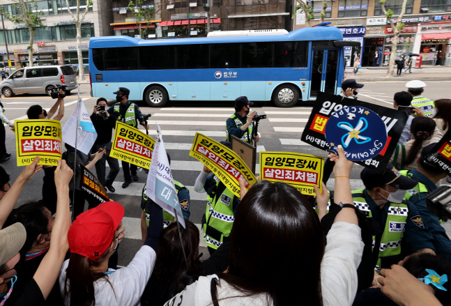 '정인이 학대 방관' 양부, 항소장 제출...징역 5년 불복