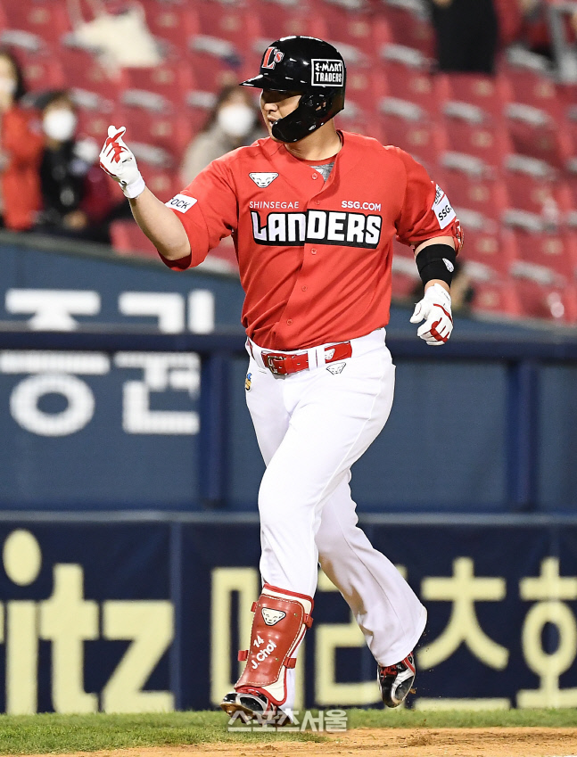 [포토] 투런포 최정 \'하트 세리머니\'