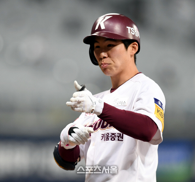 [포토] 선두타자 김혜성 \'기분좋은 안타\'