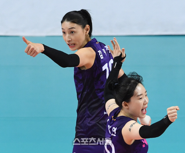 [포토] 흥국생명 김연경, 흥을 북돋는...왕언니!